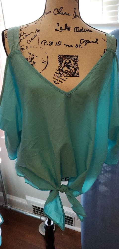 cold shoulder 3/4 sleeve. Tie in a knot at bottom